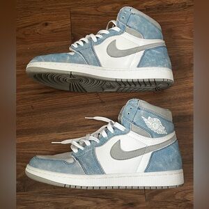 Nike Air Jordan 1 Retro High OG "Hyper Royal".